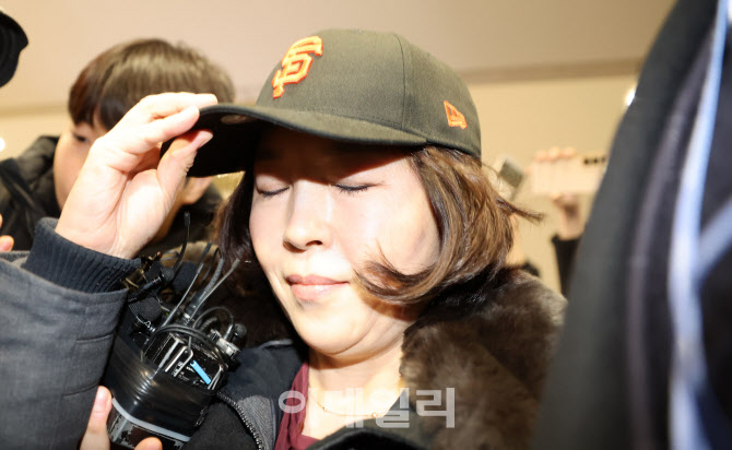 [포토]모자 고쳐쓰는 김경 서울시의원