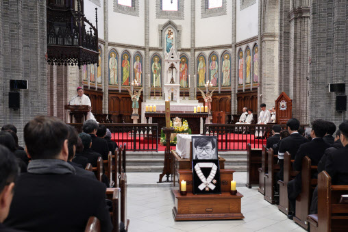 "국민 배우이자 참다운 스타"…정순택 대주교, 안성기 장례미사서 추모