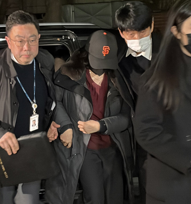 ‘강선우 1억 공천헌금’ 김경, 경찰 조사…귀국 즉시 압색 이어 소환