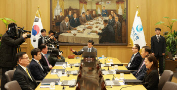 치솟는 환율·집값에…1월도 금리 동결할 듯