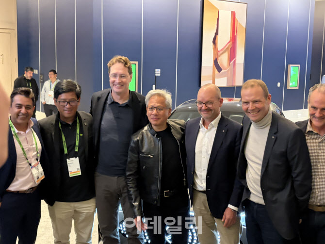 [현장에서]`수퍼스타` 젠슨황에 실감한 글로벌 IT·모빌리티 대변혁