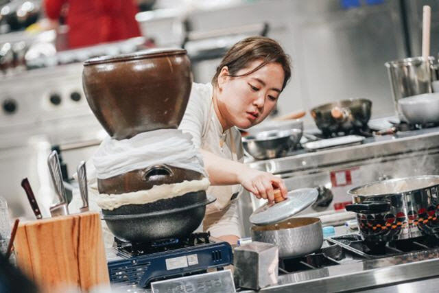 "제2의 밤티라미수 잡아라"…편의점 4사, ‘흑백2’로 불황 뚫는다