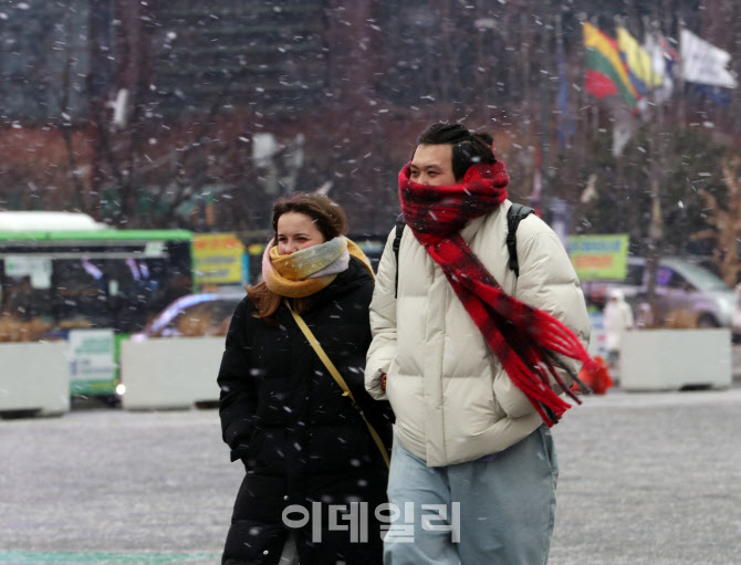 [포토] 눈내리는 광화문 산책하는 관광객