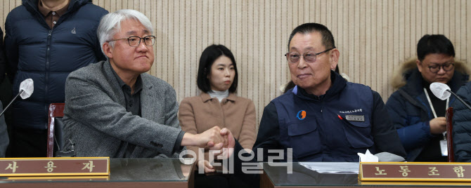 [포토]시내버스 노조 하루 앞두고 인사 나누는 사용자-노조