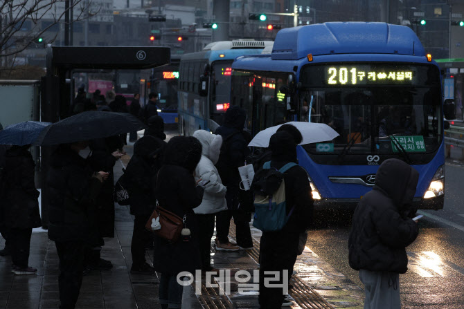 [포토]서울 시내버스 노조 파업 D-1, 출퇴근 우려