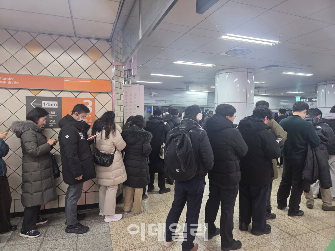 [르포]"아, 택시도 안 잡히네"..한파 속 버스 파업, 시민들 `발동동`