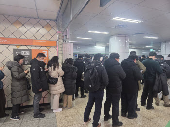 [르포]"아, 택시도 안 잡히네"..한파 속 버스 파업, 시민들 `발동동`
