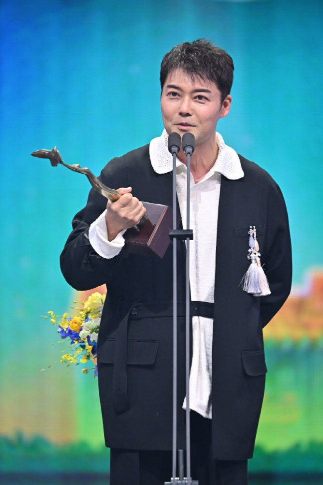 KBS서 첫 대상 받은 전현무, '옥탑방의 문제아들' 출격