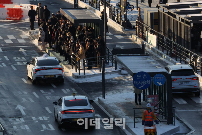 [포토]서울 시내버스 전면파업, 북적이는 택시 승하차장