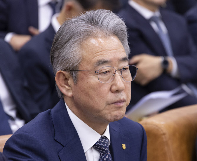 강호동 농협회장 "농민신문 회장·농협재단 이사장직 사임"…중앙회장은 유지