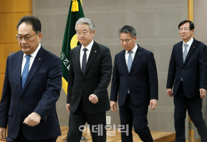 [포토] 기자회견 입장하는 강호동 농협회장