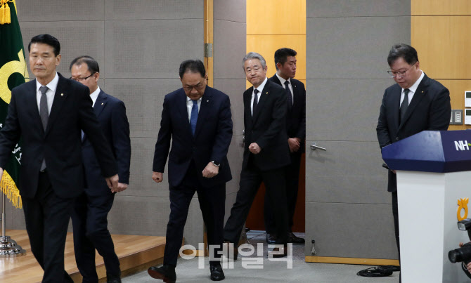 [포토] 기자회견 입장하는 강호동 농협회장과 계열사 대표들