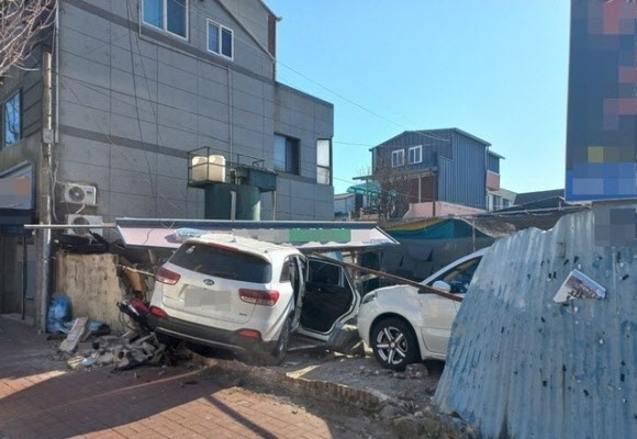 건물 돌진한 SUV…70대 운전자·60대 동승자 2명 부상