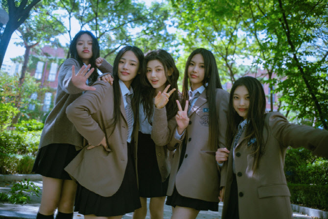 ‘뉴진스 감독판 뮤비 게시’ 돌고래유괴단, 어도어에 10억 배상해야