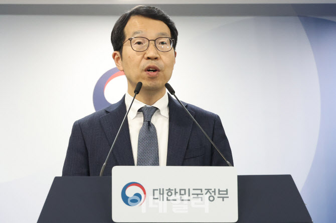 의협 "미래 의사 1만명 부족"…추계위 "불확실" 우려