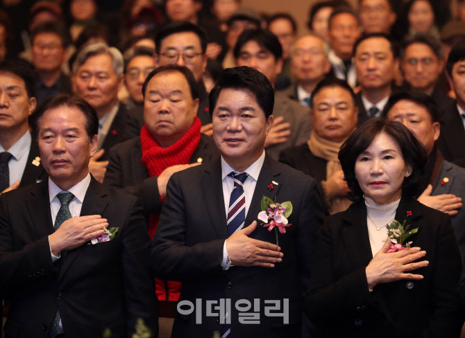 [포토] 국민의례하는 박준희 관악구청장