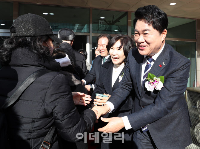 [포토] 신년인사회 주민 맞이하는 박준희 관악구청장