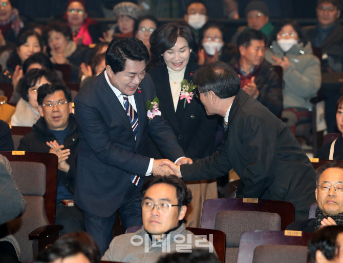 [포토] 참석자와 인사하는 박준희 관악구청장
