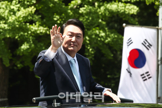 'V1'서 '수형번호 3617'로…윤석열 12·3계엄이 부른 몰락