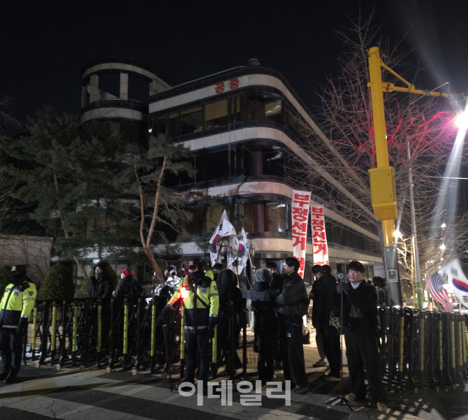 [포토] 법원 앞 지키는 윤석열 전 대통령 지지자