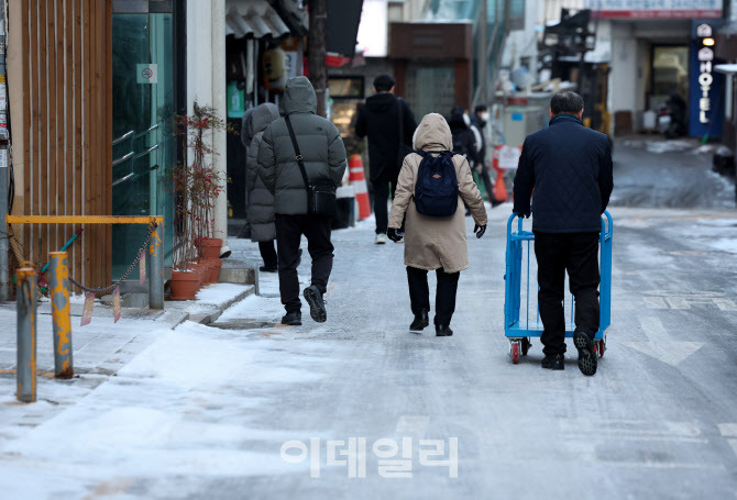 "어제보다 더 춥다"…최저 영하 15도, 찬바람에 체감온도 '뚝'[오늘날씨]