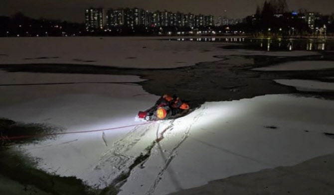 "집에 빨리 가려고"…꽁꽁 언 저수지 건너다 물에 빠진 50대