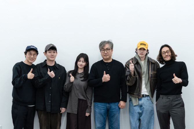 '오징어 게임' 황동혁 감독, 넷플릭스 새 시리즈 제작…캐스팅 공개