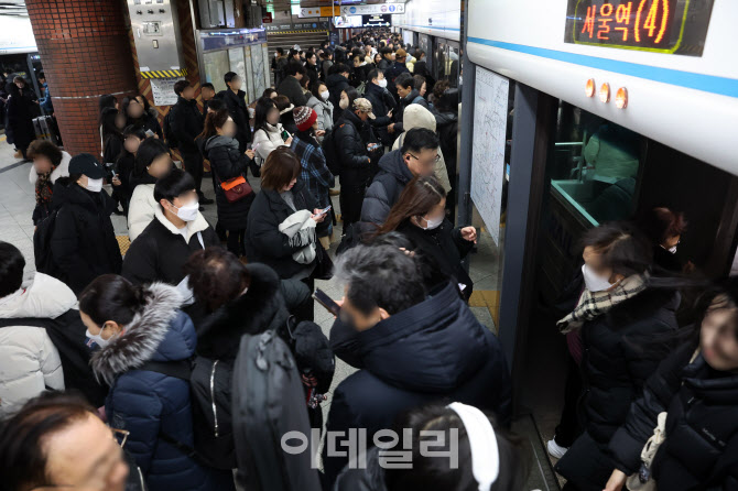 [포토]서울 시내버스 무기한 총파업 이틀째, 인파로 붐비는 서울역