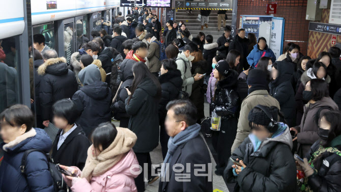 [포토]서울 시내버스 총파업 이틀째, 인파로 붐비는 서울역