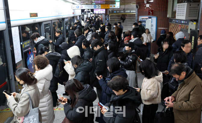 [포토]서울 시내버스 총파업 이틀째, 지하철로 몰린 시민들