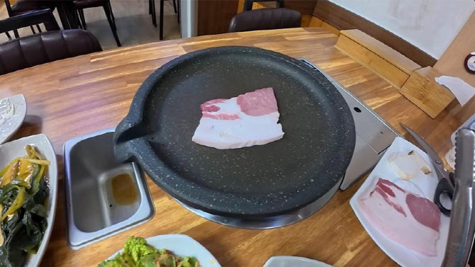 “이건 ‘돈차돌’이에요 손님”…‘비계 삼겹살’ 논란에 결국