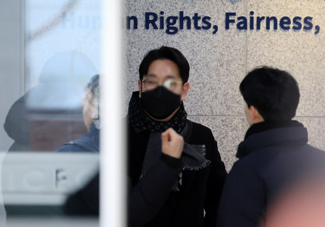 ‘김병기 폭로’ 前 비서관, 경찰 출석…“혐의 대부분 사실”