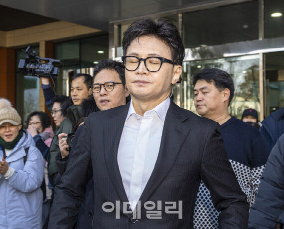 한동훈 제명에 국힘 내분 폭발 “또 다른 계엄” “다른 길 없다”