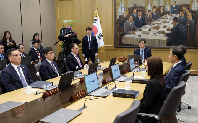 금통위, '중소기업 한시 특별지원' 금중대 한도 추가 연장