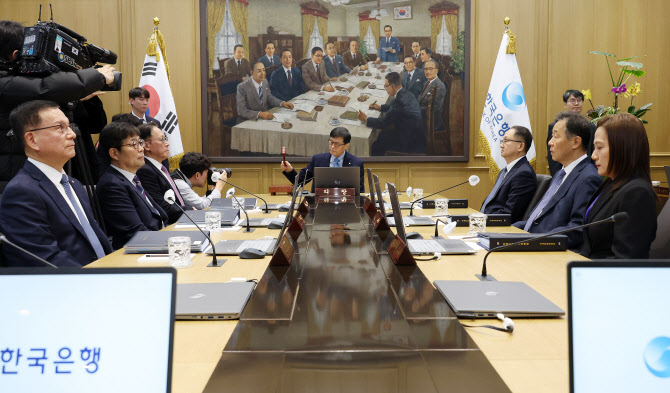 금통위 "수출 양호한 증가세…내수도 개선 흐름"