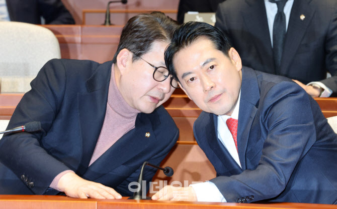 [포토]이야기 나누는 장동혁-신동욱