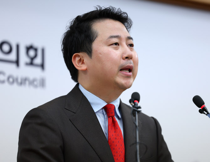 장예찬 '여론조사 왜곡' 유죄 취지 파기환송…'허위 학력' 무죄