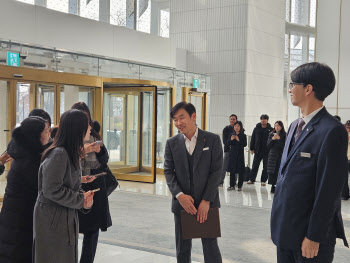 롯데 VCM 참석한 계열사 대표들, 긴장감 속 '침묵'