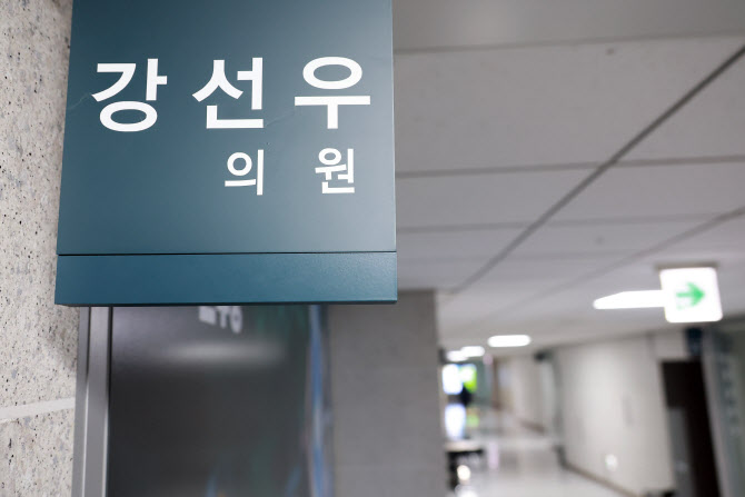 강선우 전 보좌관, 경찰에 "강 의원 지시로 차에 물건실어"