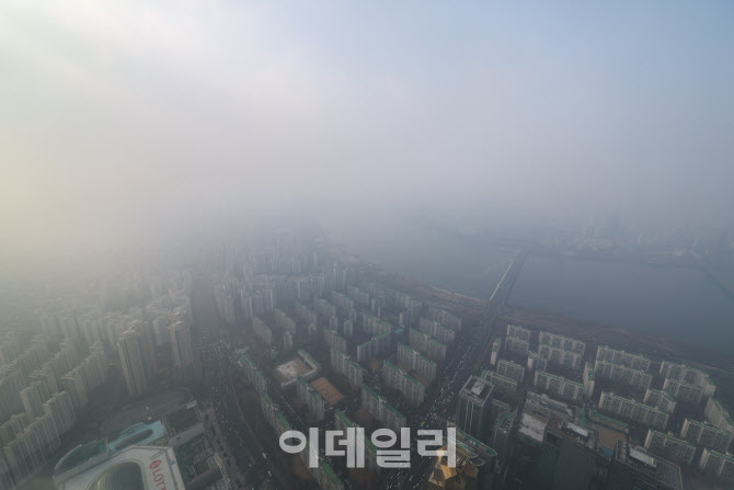 포근한 날씨, 뿌연 하늘…미세먼지 농도 '나쁨'[오늘날씨]