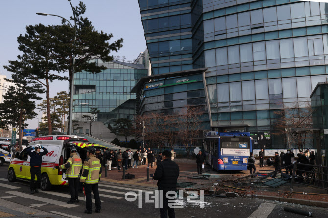 [포토]버스 돌진 사고로 서대문역 사거리 통제