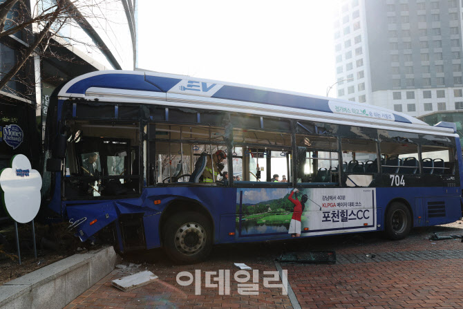 [포토]시내버스 서대문역 NH농협은행 돌진