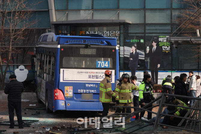 서대문역 버스 돌진 사고, 부상자 13명…"브레이크 안 들어" 진술