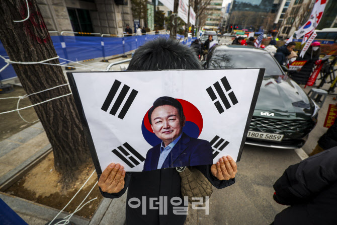 [속보]法 "尹 국무위원 소집 고의로 일부만 연락…직권남용 인정"
