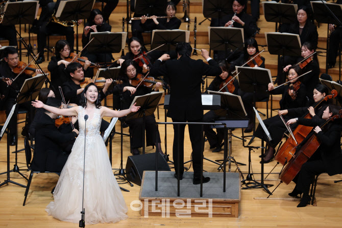 [포토]'소프라노 이윤정이 선사한 찬란한 왈츠'
