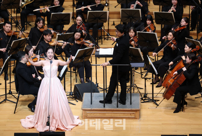 [포토]소프라노 이한나, '신년음악회 수놓은 감동의 선율'