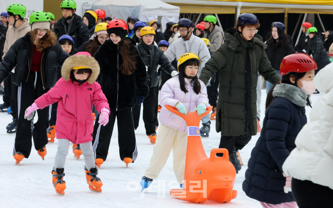 [포토]포근한 주말, 도심 스케이트장 종일 '북적'