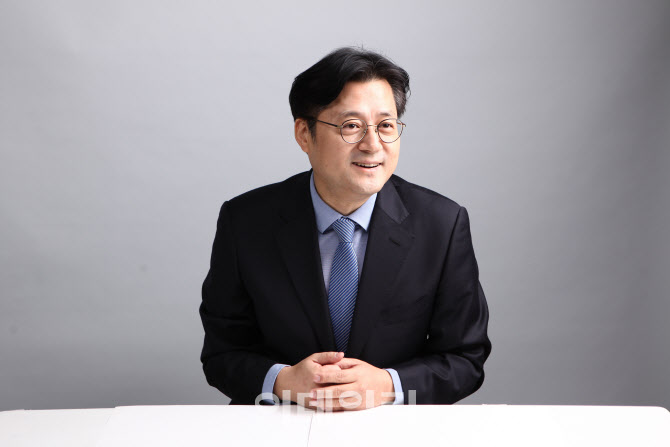 홍익표 靑 신임 정무수석 “대통령 철학 실현하며 국민 마음 하나로”