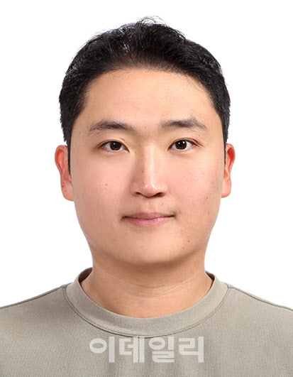 李 특별포상 주인공 “하나라도 더 찾자”…1626곳 ‘동해·독도’ 오기 고쳤다