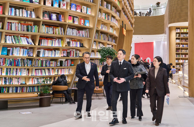 정용진, 스타필드 빌리지 운정 방문…"고객 삶 속으로 들어가야"